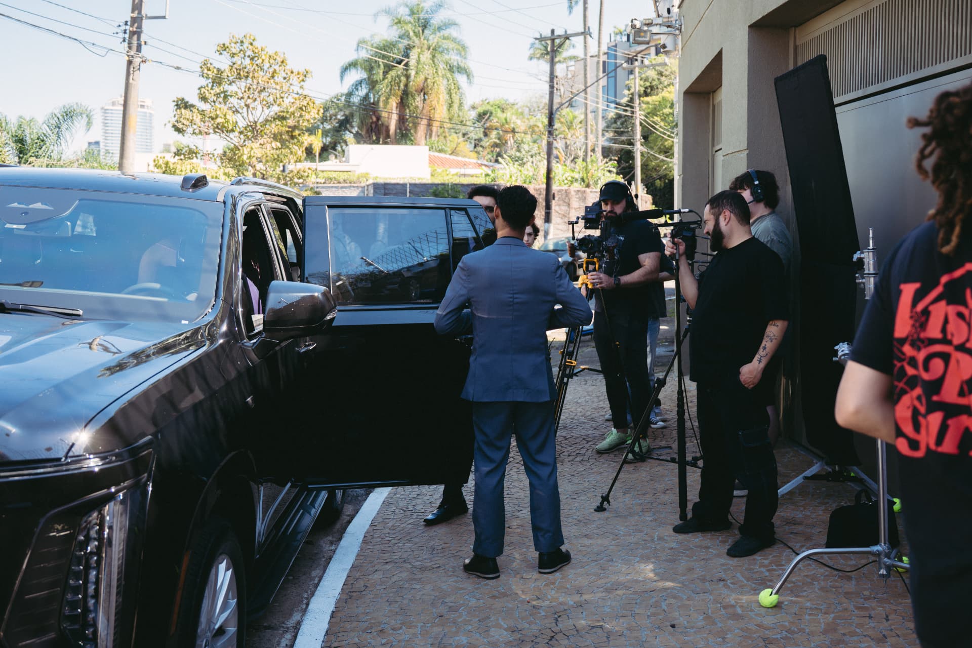 Gravação externa da Berry Produções: ator chegando de carro com a equipe de câmeras