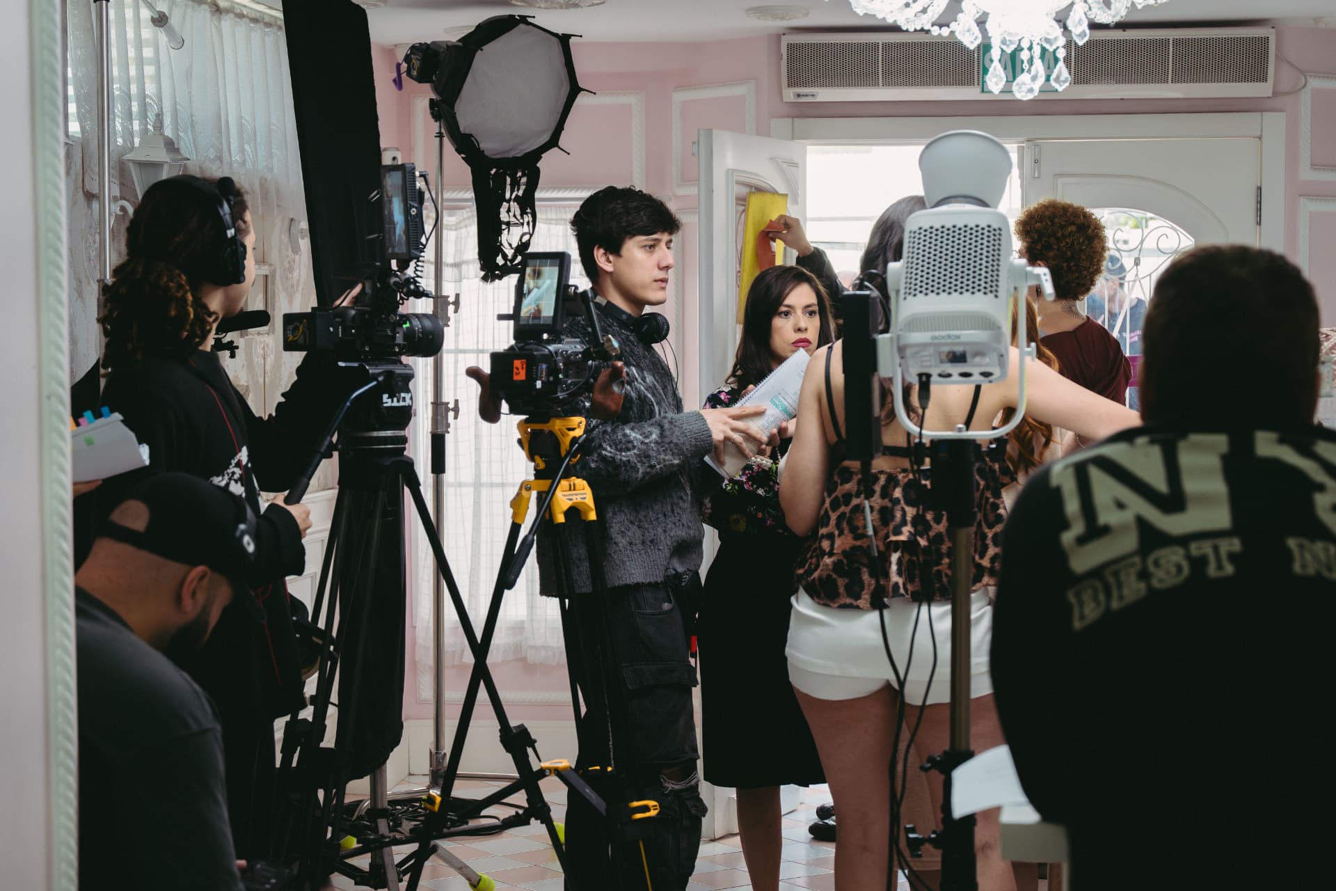 Direção da Berry Produções revisando texto com o elenco no set