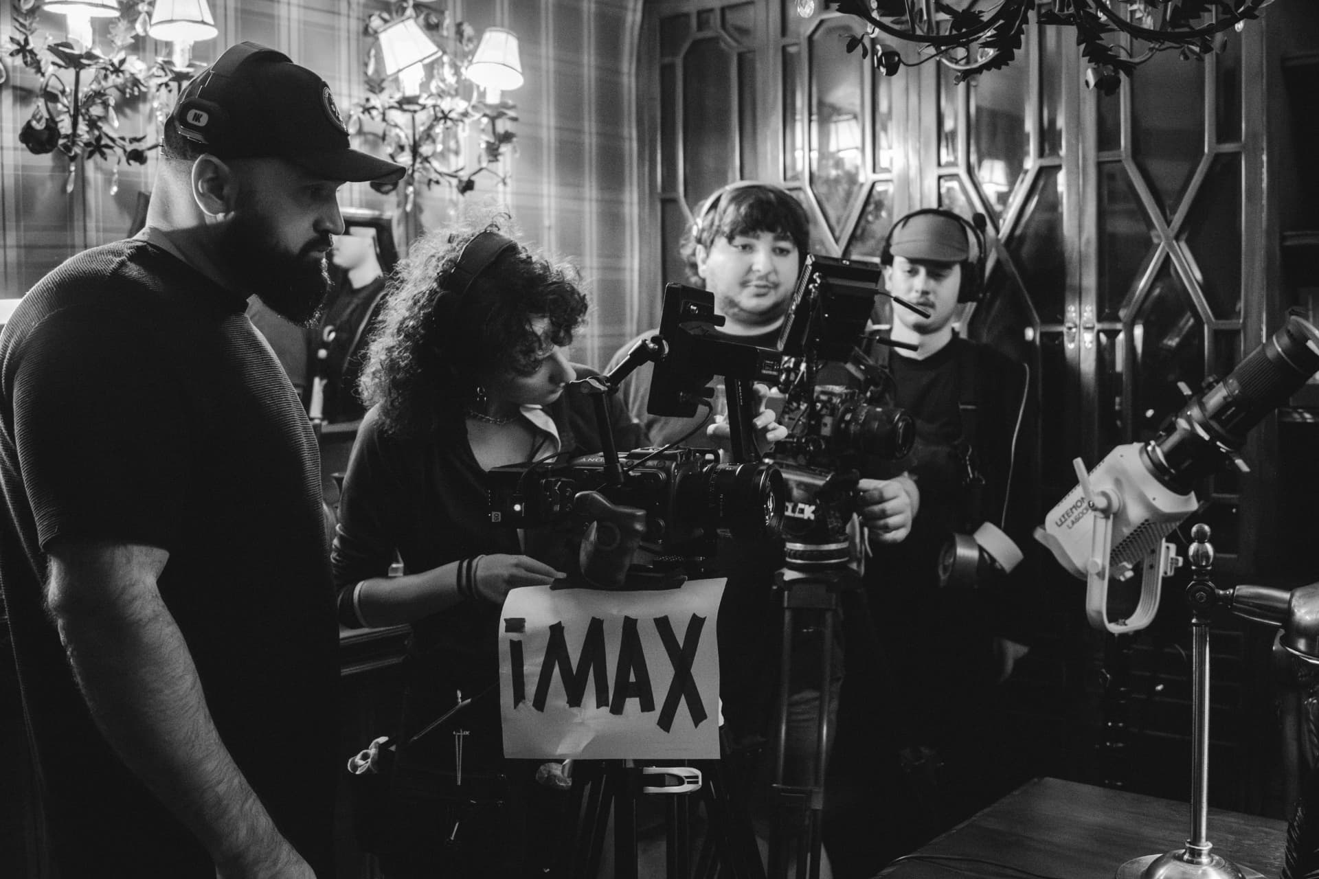 Equipe de câmera da Berry Produções em set noturno