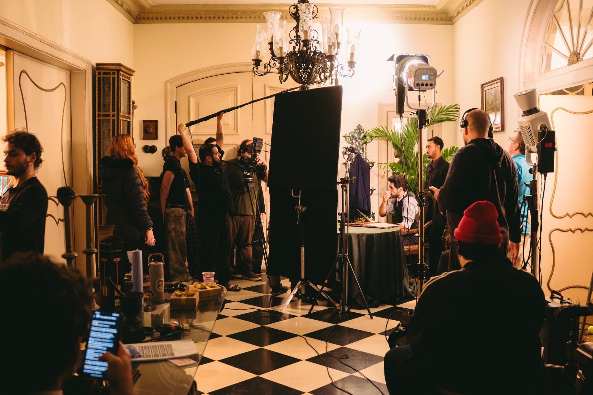 Set de gravação da Berry Produções: equipe de câmera, som e luz em sala clássica