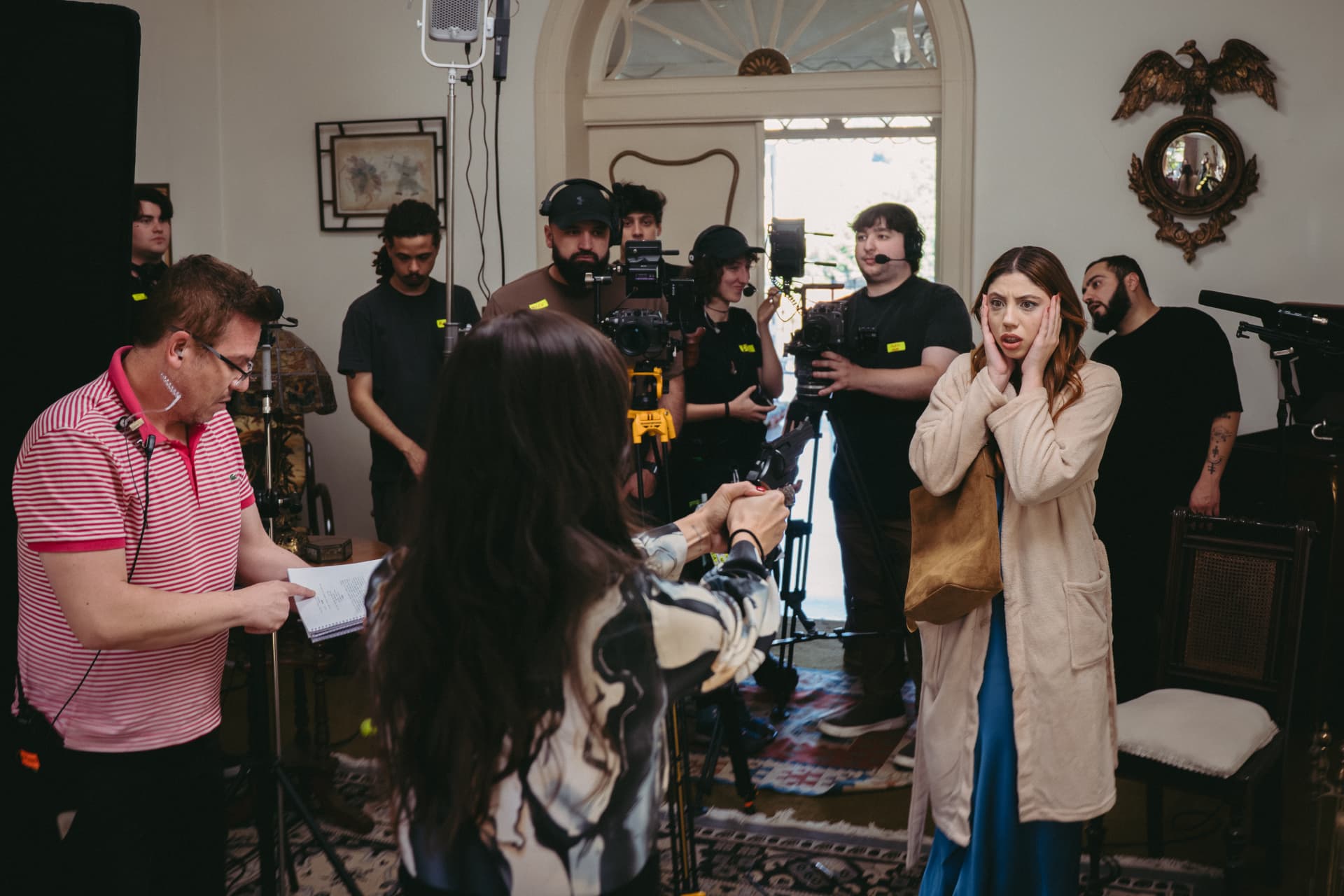 Set de drama da Berry Produções: atriz em cena com a equipe técnica